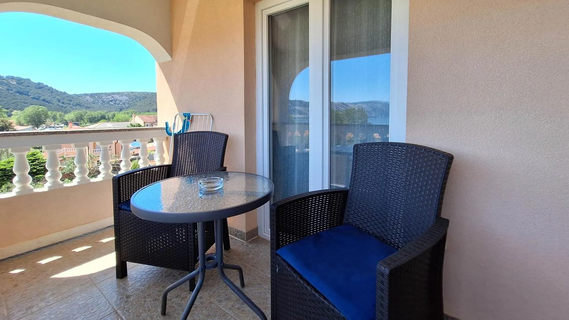 Apartments Dijana Lopar 0*,